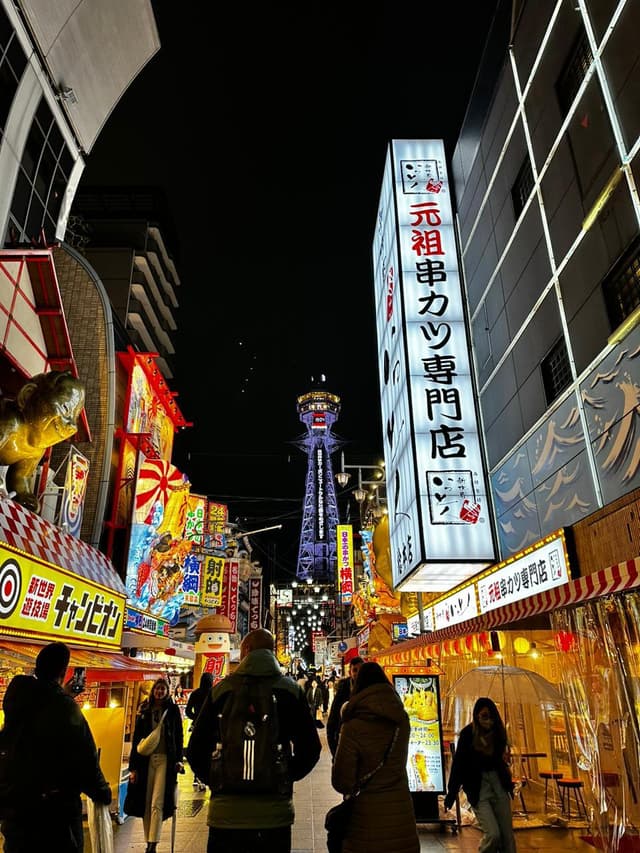 Fotografia de la torre Tsūtenkaku en Osaka, Japón.